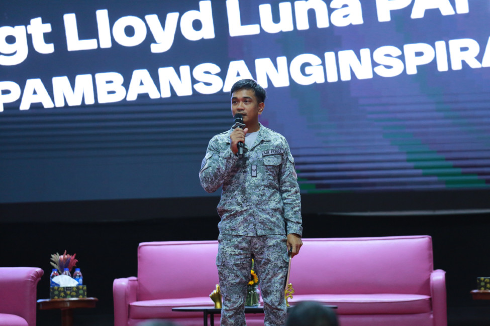 Filipino motivational speaker Lloyd Luna speaking in the Philippine Air Force Gender and Development Event